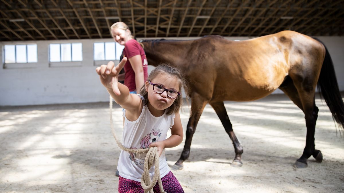 Fotky: Koňský hřbet jako lék. Jak zvíře pomáhá dětem s těžkým postižením
